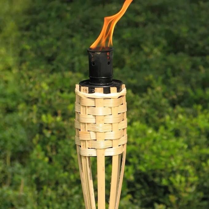Tocha Tiki de bambu natural com suporte de mecha de metal preto para decoração exterior 0