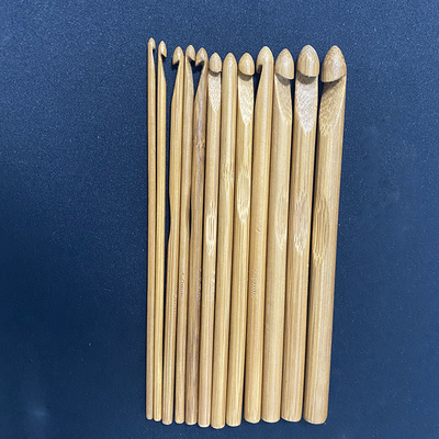 A camiseta que faz malha as agulhas de crochê de bambu circulares do punho alisa para tecer a agulha do ofício