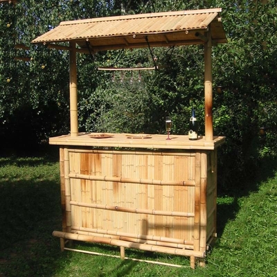 Kit de bar de bambu comercial ao ar livre com teto e porta garrafas Bebidas, cadeiras de bambu com suporte nas costas