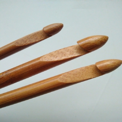 8 partes as agulhas de crochê de bambu de madeira de 1mm a de 2.75mm ajustaram agulhas de confecção de malhas Handcrafted