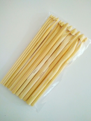 A agulha de crochê de madeira de bambu dos presentes feitos a mão ajustou a superfície lisa clara