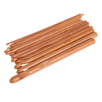 A agulha de crochê de madeira de bambu dos presentes feitos a mão ajustou a superfície lisa clara