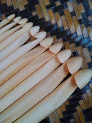 Mão - as agulhas de confecção de malhas circulares de bambu tecidas dos presentes carbonizaram as agulhas de crochê de bambu