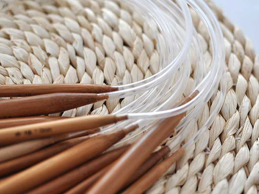 O animal de estimação veste o tubo transparente circular de bambu das agulhas de confecção de malhas