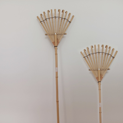 O jardim feito a mão do ancinho de bambu natural ajunta o apoio da grade personalizado
