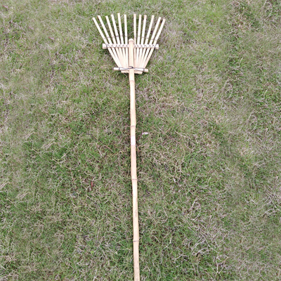 O jardim feito a mão do ancinho de bambu natural ajunta o apoio da grade personalizado