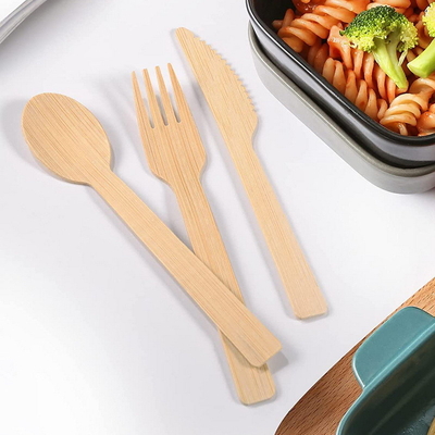 A faca descartável do grupo dos utensílios de mesa da matéria prima Eco-amigável do bambu da cutelaria bifurca-se colheres
