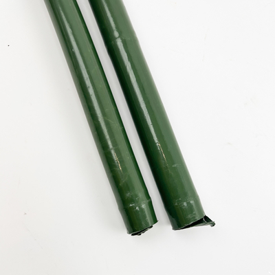 O plástico revestiu o bambu cru natural Polos para apoios das estacas da planta das árvores dos tomates
