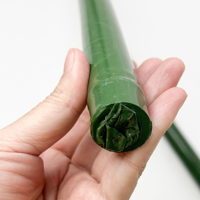 O plástico revestiu o bambu cru natural Polos para apoios das estacas da planta das árvores dos tomates