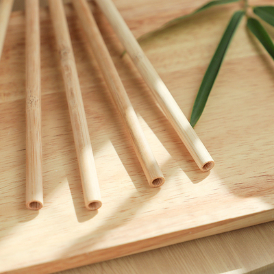 Palhas bebendo naturais de bambu biodegradáveis para beber frio do café
