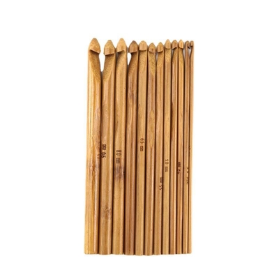 A agulha de crochê de madeira de bambu dos presentes feitos a mão ajustou a superfície lisa clara