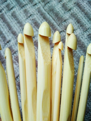 A agulha de crochê de madeira de bambu dos presentes feitos a mão ajustou a superfície lisa clara