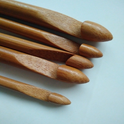 A agulha de crochê de madeira de bambu dos presentes feitos a mão ajustou a superfície lisa clara