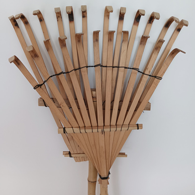 Ancinho de bambu feito a mão 1.40m 12 dentes para a lavagem seca e o jardim das folhas que limpam ancinhos de jardim naturais